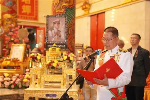 Le directeur du Département des affaires religieuses du ministère thaïlandais de la Culture, Theetat Phimpha, lit les ordinations du roi. Photo : VNA