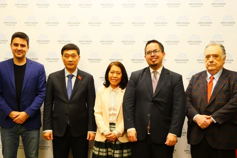 La délégation de l'Assemblée nationale vietnamienne prend une photo avec des représentants du groupe d'amitié parlementaire Argentine-Vietnam. Photo : VNA