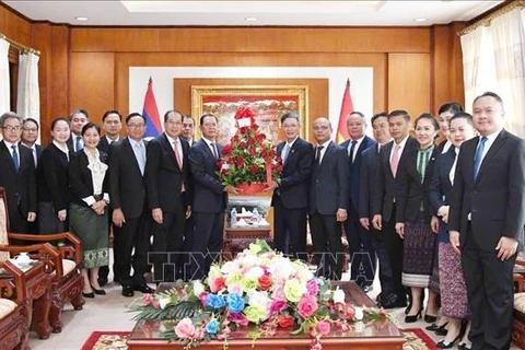 Une délégation du ministère lao des Affaires étrangères a visité l'ambassade du Vietnam à Vientiane pour féliciter le Vietnam à l'occasion du 79e anniversaire de sa Fête nationale (2 septembre). Photo : VNA