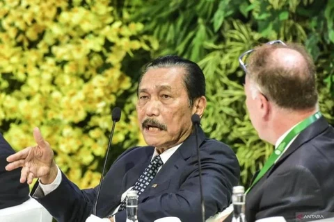 Le ministre indonésien de la Coordination des affaires maritimes et de l'investissement, Luhut Binsar Pandjaitan (gauche), s'exprime lors de la première séance de dialogue du Forum international sur le développement durable (ISF) 2024, à Jakarta, le 5 septembre 2024. Photo : en.antaranews.com