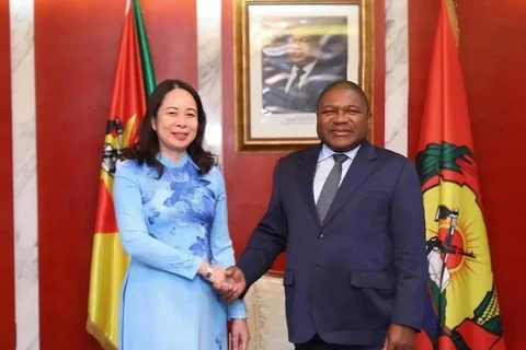 La vice-présidente Vo Thi Anh Xuan rencontre le président mozambicain Filipe Nyusi lors de sa visite officielle au Mozambique le 12 septembre 2023. (Photo : VNA)