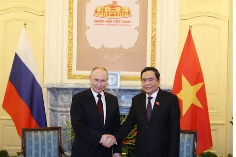 Le président de l'AN vietnamienne, Tran Thanh Man (à droite) et le président russe Poutine. Photo : VNA