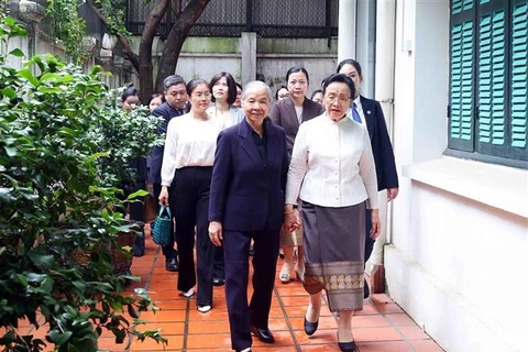 Naly Sisoulith (1er plan à droite), épouse du secrétaire général du Comité central du Parti populaire révolutionnaire lao (PPRL) et président du Laos Thongloun Sisoulith, actuellement en visite au Vietnam, a rendu visite à Ngo Thi Man (1er plan à gauche), épouse du feu secrétaire général du Comité central du Parti communiste du Vietnam (PCV) Nguyen Phu Trong. Photo : VNA