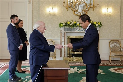 L'ambassadeur du Vietnam au Royaume-Uni et en Irlande, Do Minh Hung (droite), présente ses lettres de créance au président irlandais Michael D. Higgins. Photo: VNA