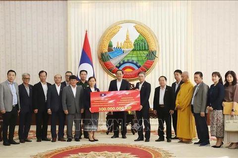 Au Laos, une délégation de la communauté vietnamienne dans ce pays, conduite par le chargé d’affaires a.i de l’ambassade du Vietnam, Phan Minh Chiên, s’est rendue le 16 septembre au bureau du Premier ministre lao pour remettre une aide financière destinée à soutenir les personnes touchées par le typhon Yagi au Nord du Laos. Photo : VNA