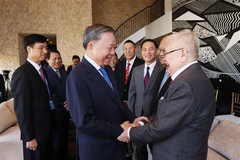 Le secrétaire général du Comité central (CC) du Parti communiste du Vietnam (PCV), président du Vietnam, To Lam (à cravatte bleue foncée) rerencontre un groupe d'intellectuels vietnamiens à Houston, aux États-Unis. Photo : VNA