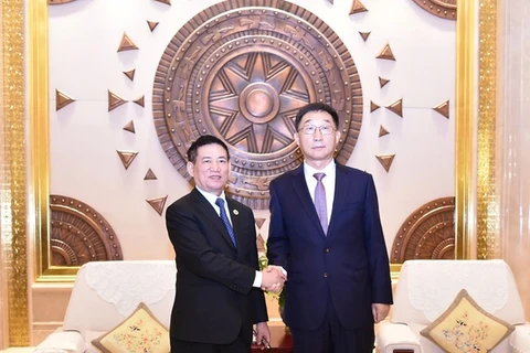 le vice-Premier ministre Ho Duc Phoc (à gauche) et Liu Ning, secrétaire du Comité du Parti communiste chinois (PCC) de la Région autonome Zhuang du Guangxi, président du Comité permanent de l’Assemblée populaire régionale. Photo : baochinhphu.vn