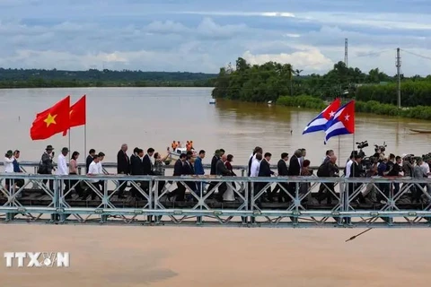 Une délégation cubaine visite le pont Hien Luong sur le site de reliques nationales spéciales des rives Hien Luong - Ben Hai dans la province de Quang Tri en septembre 2023. Le pont symbolise historiquement la division du Vietnam et le désir de réunification nationale pendant la guerre. Photo : VNA