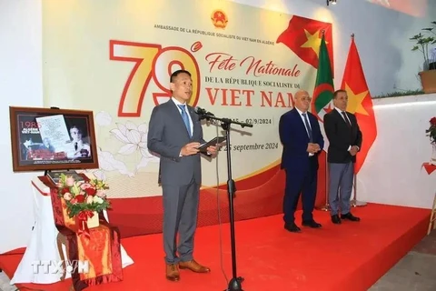 L'ambassadeur du Vietnam en Algérie, Tran Quoc Khanh, s'exprime lors de la célébration. Photo : VNA