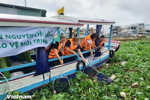 Une campagne a été lancée pour collecter les déchets au marché flottant de Cai Rang sur la rivière Can Tho, une destination touristique populaire de l’arrondissement de Ninh Kieu. Photo : VietnamPlus