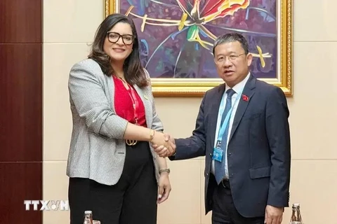 Le président de la Commission des relations extérieures de l'Assemblée nationale (AN) du Vietnam, Vu Hai Ha, et Salma Benaziz, présidente de la Commission des affaires étrangères, de la défense nationale, des affaires islamiques et des Marocains résidant à l’étranger de la Chambre des représentants du Maroc. Photo : VNA