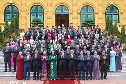 Le président de la République, Luong Cuong, rencontre dans l'après-midi du 29 octobre, à Hanoï les cadres, fonctionnaires et employés du Bureau présidentiel. Photo : VNA