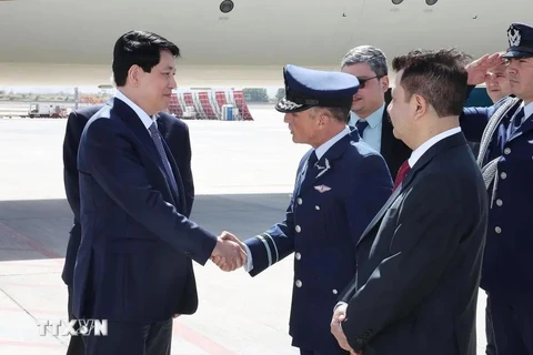 Cérémonie d'accueil du président Luong Cuong (à gauche) à l'aéroport international de Santiago. Photo : VNA