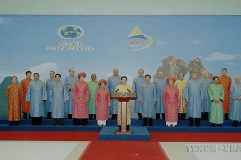 Le président Nguyen Minh Triet lit la Déclaration commune lors du 14e Sommet de l'APEC, tenu à Hanoï, le 19 novembre 2006. Photo : Xuan Tuan/VNA