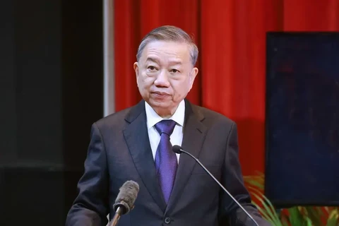 Le SG du Parti To Lam prononce un discours marquant à l’Université de Malaisie. Photo : VNA