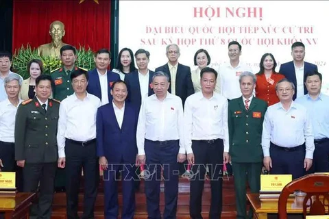 Le secrétaire général du Comité central (CC) du Parti communiste du Vietnam (PCV), To Lam (premier rang, 5e à partir de la droite), lors de la rencontre. Photo : VNA