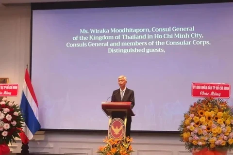 Le vice-président du Comité populaire municipal Vo Van Hoan lors de la cérémonie marquant le 97e anniversaire de la Fête nationale de la Thaïlande (5 décembre 1927-2024) tenue dans la soirée du 2 décembre. Photo : Journal Sài Gòn giải phóng