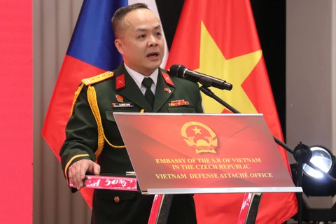 L’attaché de défense du Vietnam en République tchèque, Ta Quang Thanh s'exprime lors de la célébration. Photo : VNA