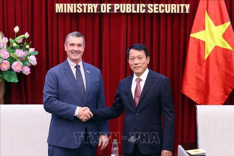 El coronel general Luong Tam Quang, viceministro de Seguridad Pública de Vietnam, recibe a David Pekoske, director de la Administración de Seguridad del Transporte del Departamento de Seguridad Nacional de Estados Unidos. (Foto: VNA)