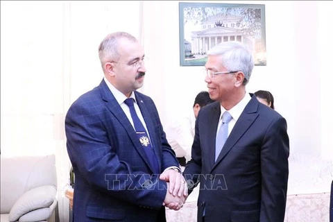 El vicepresidente del Comité Popular de Ciudad Ho Chi Minh, Vo Van Hoan, felicita al cónsul general de Rusia, Sadykov Timur Sirozhevich. (Foto: VNA)