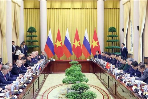 El presidente de Vietnam, To Lam, sostiene un encuentro con su homólogo ruso, Vladimir Putin. (Foto: VNA)