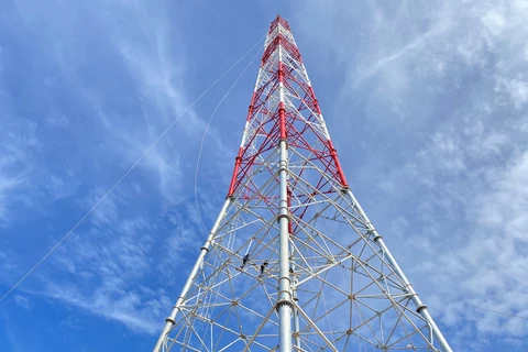 Superando el sol y el viento para construir poste más alto de la línea de 500kV