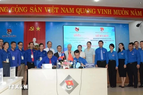 Las organizaciones juveniles de la ciudad de Da Nang y la localidad laosiana de Salavan firman el memorando de entendimiento. (Foto: VNA)