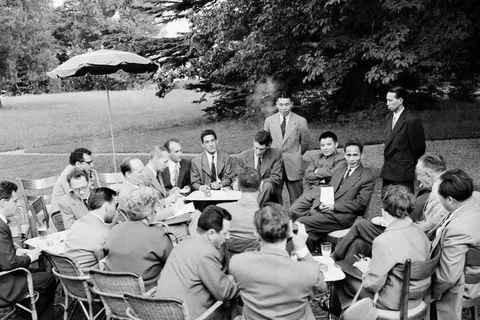 El viceprimer ministro Pham Van Dong habla en una conferencia de prensa en Ginebra, Suiza, el 19 de julio de 1954. (Foto: archivo de la VNA)