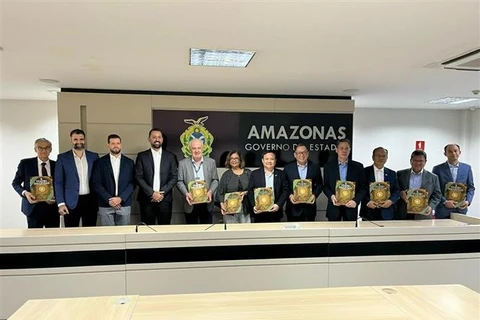 Representantes del Comité de la ASEAN en la sesión de trabajo con Wilson Miranda Lima, Gobernador del estado de Amazonas. Foto: VNA