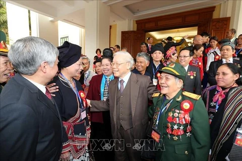 El secretario general Nguyen Phu Trong y personas destacadas, intelectuales y emrpesarios de las minorías étnicas en 2017. (Foto: VNA)