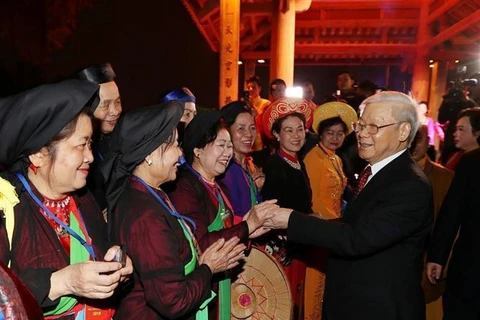 El secretario general del PCV, Nguyen Phu Trong, felicita a los artistas en ocasión del Año Nuevo Luar en 2018 en Hanoi. (Foto: VNA)