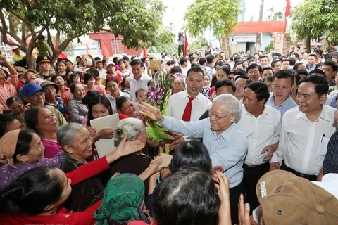 El secretario general Nguyen Phu Trong y los pobaldores en el Festival de Gran Unidad Nacional en la ciudad de Hai Phong en 2017. (Foto: VNA)