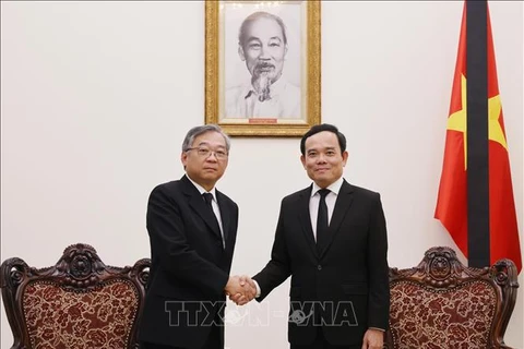 El viceprimer ministro vietnamita Tran Luu Quang recibe a su homólogo de Singapur, Gan Kim Yong, (Foto: VNA)