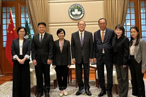 La cónsul general de Vietnam en Hong Kong y Macao, Le Duc Hanh, sostiene una reunión con el jefe ejecutivo de la Región Administrativa Especial de Macao (China), Ho Iat Seng, (Foto: VNA)