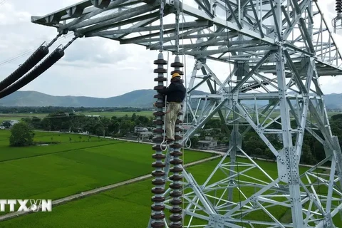 La línea de transmisión eléctrica de 500 kV circuito 3 desde Quang Trach, en la provincia central de Quang Binh, hasta Pho Noi, en la norteña de Hung Yen. (Foto: VNA)