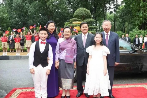 El secretario general del Partido Comunista y presidente de Vietnam, To Lam; el secretario general del Partido Popular Revolucionario y presidente de Laos, Thongloun Sisoulith, y sus esposas en el acto de bienvenida. (Foto: VNA)