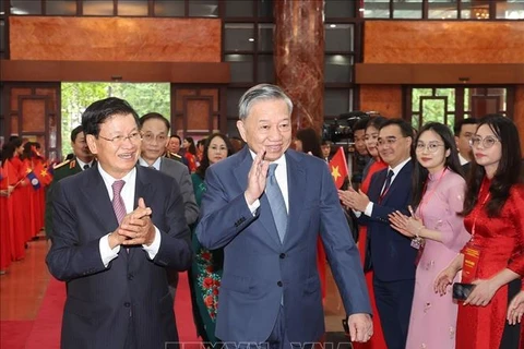 El secretario general del Partido Comunista y presidente de Vietnam, To Lam, y su homólogo laosiano Thongloun Sisoulith en el encuentro. (Foto: VNA)