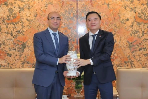 El director general del Grupo Nacional de Petróleo y Gas de Vietnam (Petrovietnam), Le Ngoc Son, entrega regalo al embajador de Argelia en Hanoi, Sofiane Chaib. (Foto: VNA)