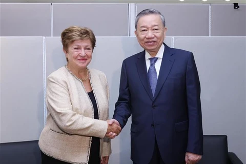 El secretario general del Partido Comunista y el presidente de Vietnam, To Lam, recibe a Kristalina Georgieva, directora general del FMI. (Foto: VNA)