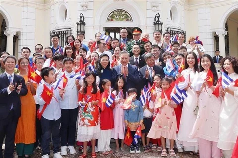 El secretario general del Partido Comunista y presidente To Lam se posa para una foto con el personal de la Embajada y representantes de la comunidad de vietnamitas en Cuba. (Foto: VNA)