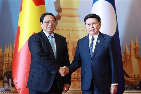 El primer ministro de Vietnam, Pham Minh Chinh, se reúne con el presidente de la Asamblea Nacional de Laos, Saysomphone Phomvihane. (Foto: VNA)