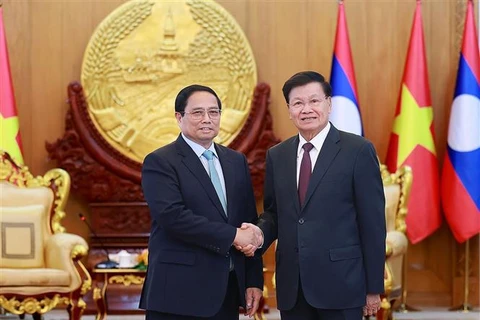 El primer ministro de Vietnam, Pham Minh Chinh, se reúne con el secretario general del Comité Central del Partido Popular Revolucionario y el presidente de Laos, Thongloun Sisoulith