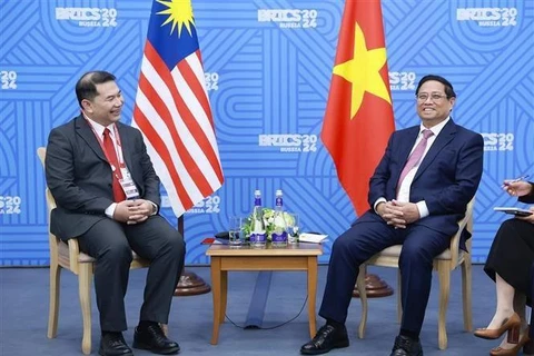 El primer ministro de Vietnam, Pham Minh Chinh, sostiene un encuentro con el ministro de Economía de Malasia, Rafizi Ramli. (Foto: VNA)