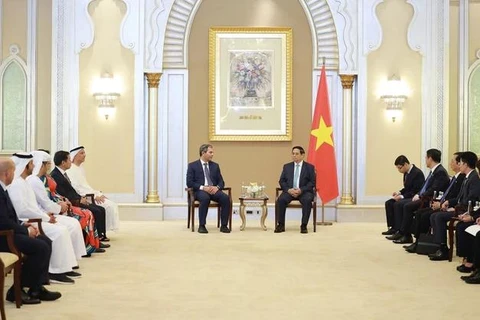 El primer ministro de Vietnam, Pham Minh Chinh, recibe a representantes de varias corporaciones líderes en los Emiratos Árabes Unidos. (Foto: VNA)