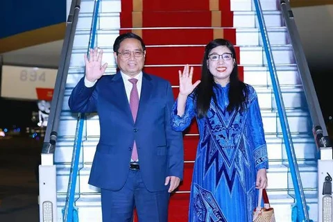 El primer ministro Pham Minh Chinh y su esposa parten de Hanoi para asistir a la Cumbre de líderes del G20 (Fuente: VNA)