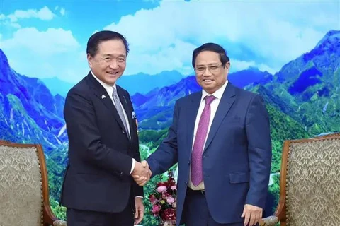 El primer ministro vietnamita, Pham Minh Chinh, (D) recibie al gobernador de la prefectura japonesa de Kanagawa, Kuroiwa Yuji (Fuente: VNA)