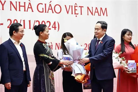 El presidente de la Asamblea Nacional, TranThanh Man, y los maestros. (Foto: VNA)