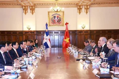 El primer ministro de Vietnam, Pham Minh Chinh, mantiene conversaciones con el presidente de República Dominicana, Luis Abinader Corona. (Fuente: VNA)