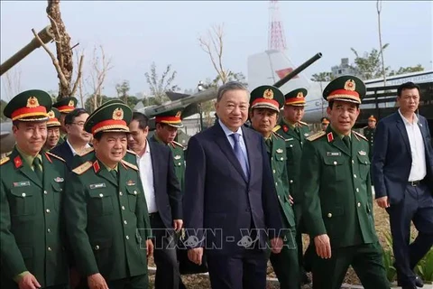 El secretario general del Partido Comunista de Vietnam, To Lam, visita el Museo de Historia Militar. (Foto: VNA)