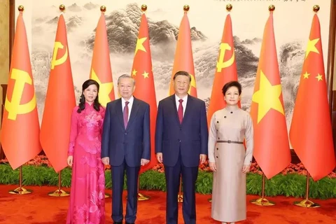 El secretario general del Partido Comunista y presidente de Vietnam, To Lam, su esposa, y el secretario general del Partido Comunista de China, Xi Jinping y su cónyuge, posan para una foto. (Foto: VNA) 